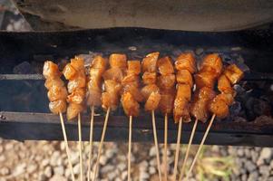 tahu bakar. grillad tofu är favorit gata mat i Indonesien. tofu grillad med soja sås foto