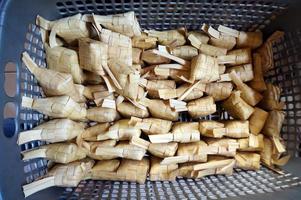 Ketupat är indonesien traditionell mat. Ketupat är ris kaka kokt i en rombformad paket av flätad ung kokos löv. foto