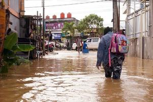 öst kutai, öst kalimantan, Indonesien, 2022 - översvämningar träffa hem och motorvägar eftersom hög regn och hög tidvatten av hav vatten. plats på sangatta, öst kutai, Indonesien. foto