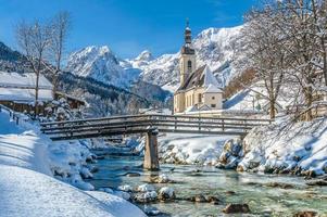 vinterlandskap i de bayerska alperna med kyrkan, Ramsau, Tyskland foto