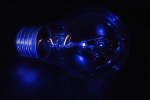glödlampa upplyst av ett blått ljus foto