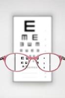 optometrisk undersökning genom glasögon foto