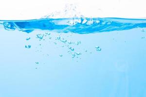 vattendroppar på vattenytan och bubblor foto