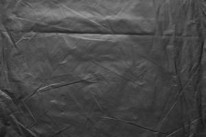 transparent plast väska slå in täcka över textur på svart bakgrund foto