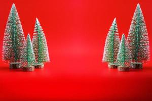 abstrakt fläck jul träd på röd bakgrund ny år Semester firande begrepp foto