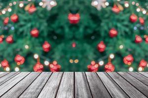 tömma trä tabell topp med fläck jul träd med bokeh ljus bakgrund foto