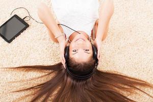 Tonårs flicka lyssnande musik foto