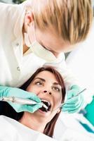 dental behandling med dental borra foto