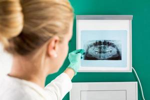 tandläkare läkare med röntgen bild foto