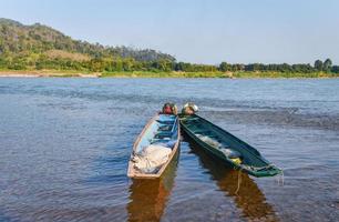 trä- fiske båt i de mekong flod Asien foto