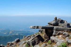 landskap sten sten på topp kulle berg foto