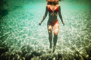 kvinna njuter under de hav foto