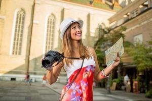 vacker kvinna turist foto