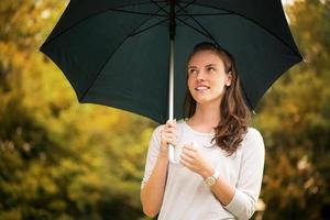 ung kvinna med paraply foto