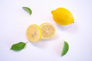 kreativ layout tillverkad av citron- och löv. platt lägga. mat begrepp. citron- på vit bakgrund foto