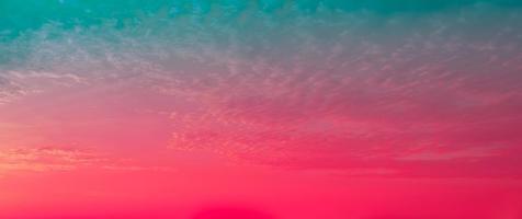 skön solnedgång på de himmel och moln rosa bankground på semester foto