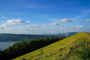 berg, himmel och damm turbiner den där generera elektricitet antenn se av lam ta Khlong damm i thailand foto