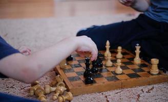 barn spelar schack stänga upp foto