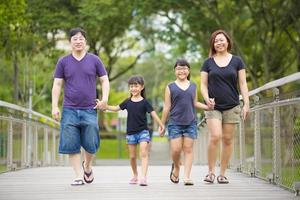 ung asiatisk familjbindningstid i park