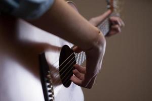 gitarrist händer på nära håll