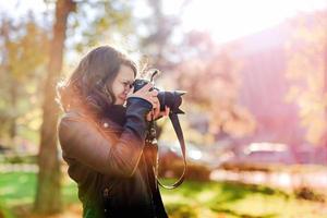 professionell kvinnafotograf tar utomhusporträtt foto