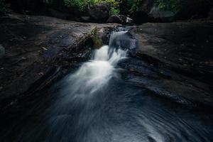 ström vid khlong pla kang-vattenfallet i Thailand foto