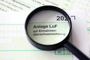 anlage luf - tysk 2022 överskott inkomst beräkning och information på bestämmande vinster från skogsbruk. de begrepp av beskattning och revisor pappersarbete Tyskland foto