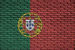 portugal flagga är målad till ett gammal tegel vägg foto