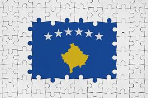 kosovo flagga i ram av vit pussel bitar med saknas central del foto