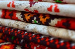 stack av traditionell ukrainska folk konst stickat broderi mönster på textil- tyg foto