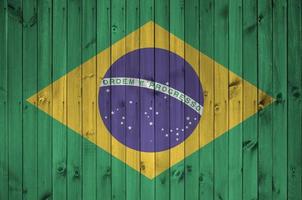 Brasilien flagga avbildad i ljus måla färger på gammal trä- vägg. texturerad baner på grov bakgrund foto