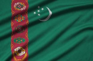 turkmenistan flagga är avbildad på en sporter trasa tyg med många veck. sport team baner foto