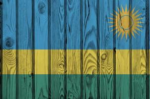 rwanda flagga avbildad i ljus måla färger på gammal trä- vägg. texturerad baner på grov bakgrund foto