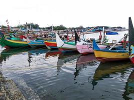 probolinggo, Indonesien. november,06,2022-några fiske båtar är dockad i de fiske hamn foto