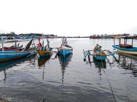 probolinggo, Indonesien. november,06,2022-några fiske båtar är dockad i de fiske hamn foto