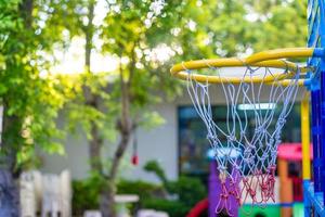 basket hoop i parken foto