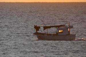 fiskare återvändande från fiske på gryning efter utgifterna de hela natt på hav. foto