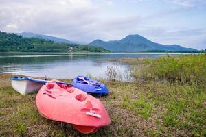 kajak vid sjön med bergsbakgrund foto