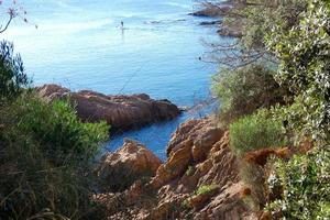 katalansk costa brava, medelhavs hav i de stad av sant feliu de guixoler. foto