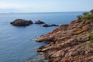 tallar, stenar och klippor på de katalansk costa brava i de medelhavs hav foto