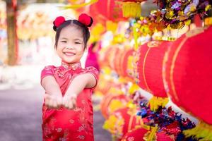 asiatisk tjej i kinesisk traditionell klänning foto