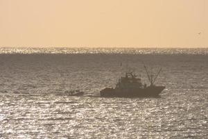 fiskare återvändande från fiske på gryning efter utgifterna de hela natt på hav. foto