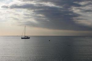 segelbåt segling i de medelhavs hav, lugna vattnen foto