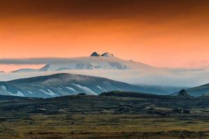 vulkanisk berg glaciär med dimmig blåser och lava fält i isländsk highlands på sommar på island foto