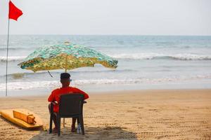räddare av goa strand, tittar på de simning och badning i arambol goa, Indien foto