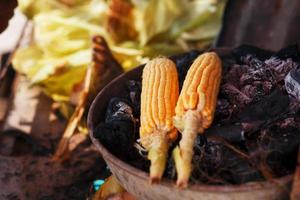 indisk mat på de strand - färsk majs kolvar är rostad på de kol foto