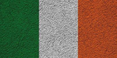 flagga av irland på en texturerad bakgrund. begrepp collage. foto