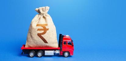 lastbil är bärande en enorm indisk rupee pengar väska. bra investering. lockar stor medel till de ekonomi för subventioner, Stöd och billig mjuk lån för företag. antikris åtgärder av regering. foto