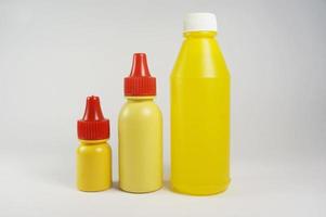 tre gul plast flaska antiseptisk isolerat på vit bakgrund. antiseptisk läkemedel till döda bakterier den där orsak infektioner. foto