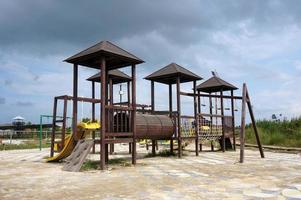 sangatta, öst kutai, öst kalimantan, Indonesien, 2022 - lekplats med trä- Utrustning för barn foto